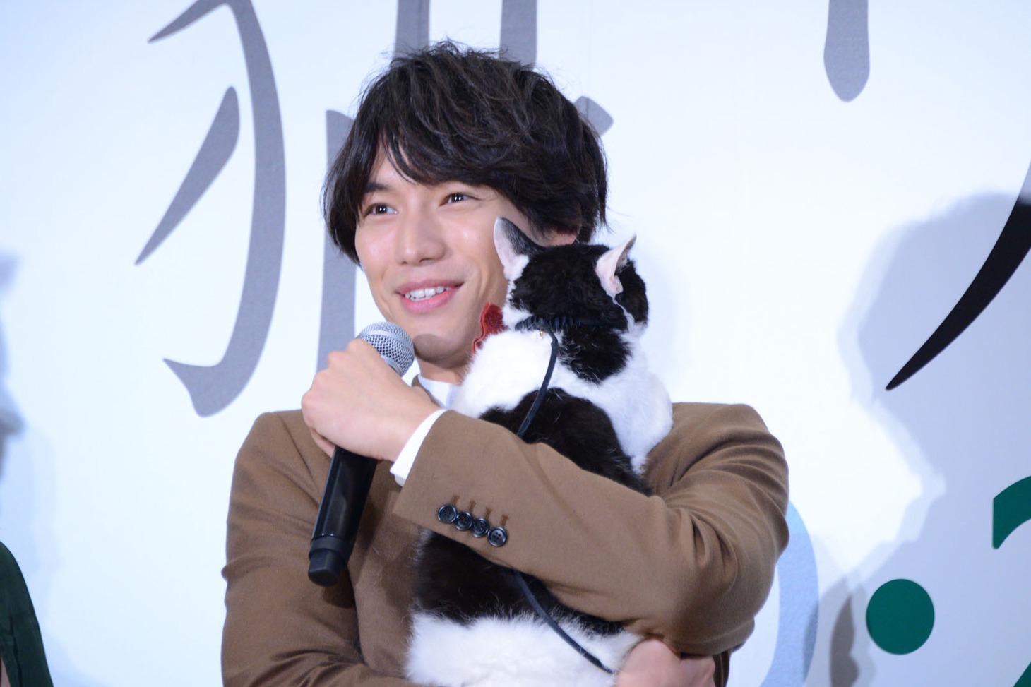 猫のナナを抱いて登場した福士蒼汰。