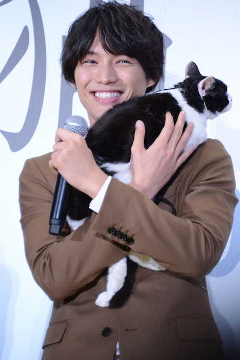 ナナを抱っこする福士蒼汰。