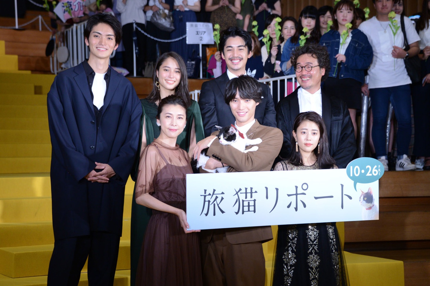 「旅猫リポート」完成記念プレミアイベントにて、前列左から竹内結子、ナナを抱いた福士蒼汰、高畑充希。後列左から山本涼介、広瀬アリス、大野拓朗、三木康一郎。