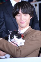 ナナを抱っこする福士蒼汰。