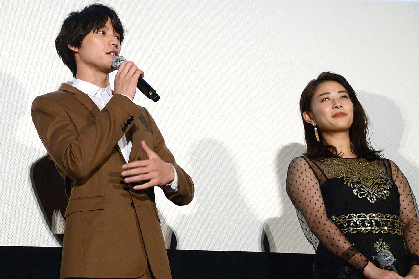 左から福士蒼汰、高畑充希。