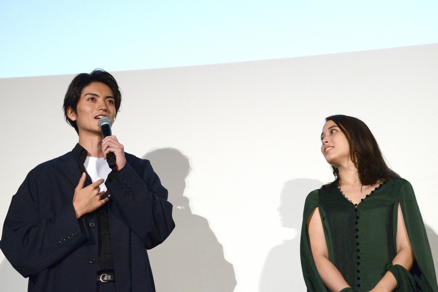 猫にキレられる演技をしたことを振り返る山本涼介（左）。