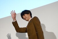 手を振って退場する福士蒼汰。