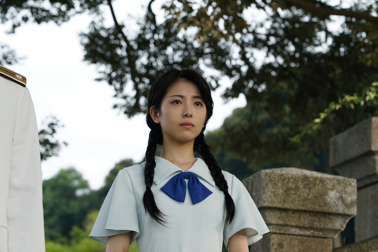 浜辺美波演じる尾崎鏡子。