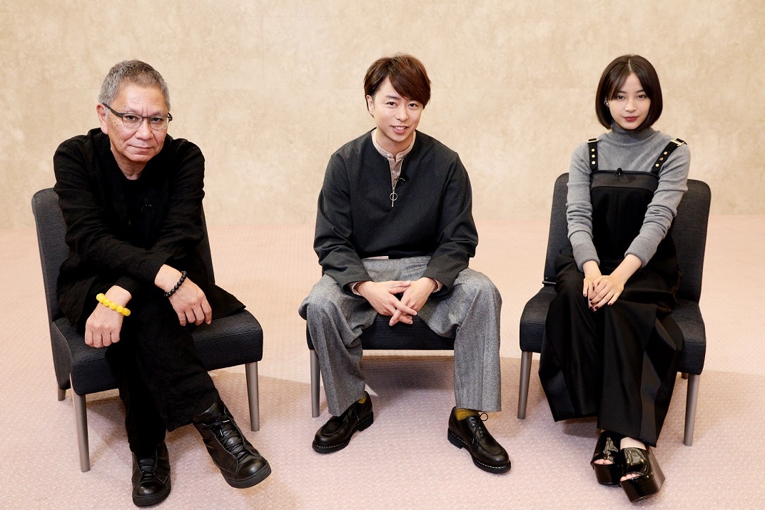 左から三池崇史、櫻井翔、広瀬すず。