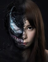 顔半分にヴェノムのメイクを施した中川翔子。