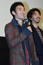 左から草なぎ剛、柄本時生。