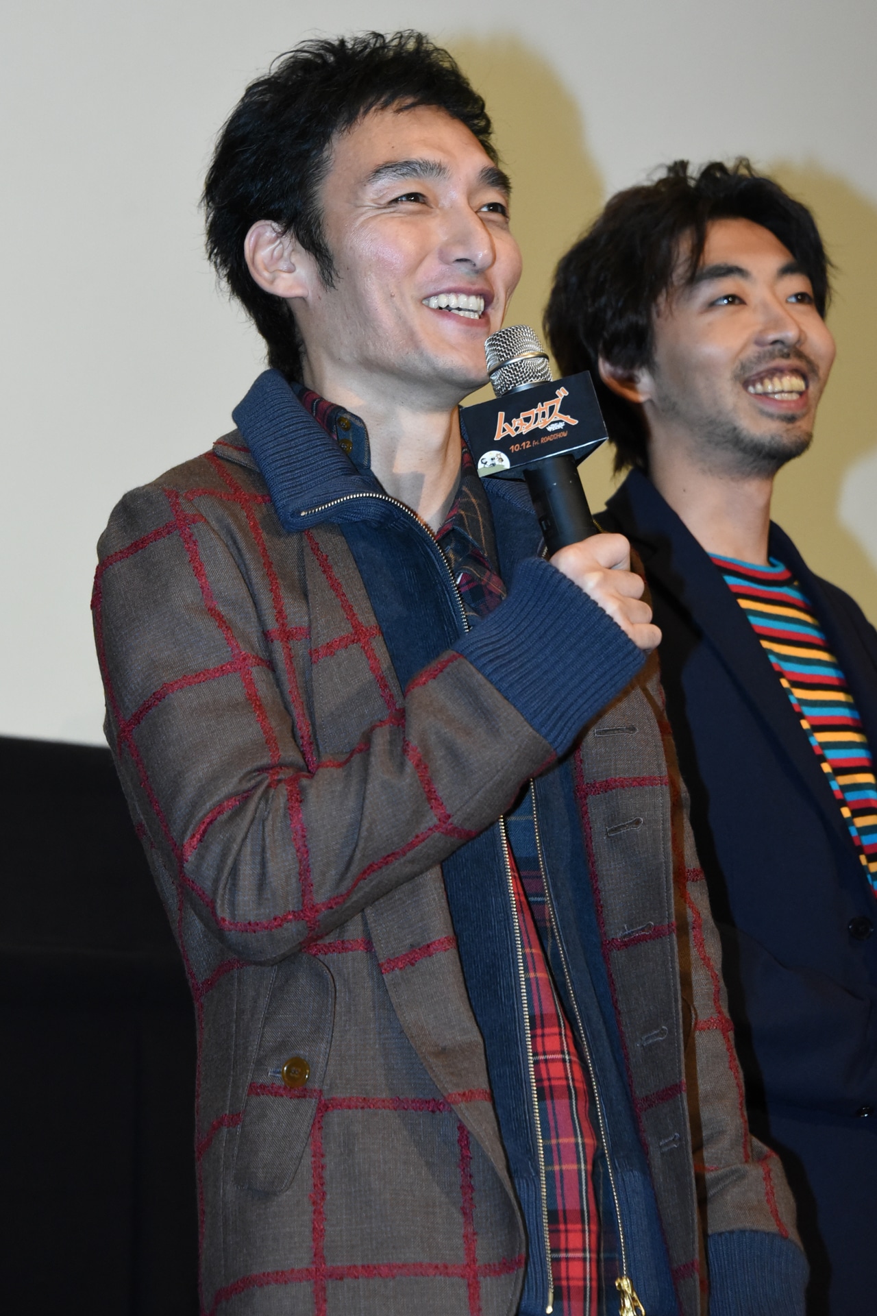 左から草なぎ剛、柄本時生。