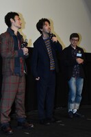 左から草なぎ剛、柄本時生、西見祥示郎。