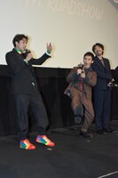 左から満島真之介、草なぎ剛、柄本時生。