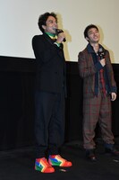 左から満島真之介、草なぎ剛。