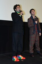 左から満島真之介、草なぎ剛。