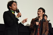 左から満島真之介、草なぎ剛。