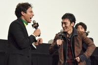 マッスルポーズを決める草なぎ剛（右）と笑う満島真之介（左）。