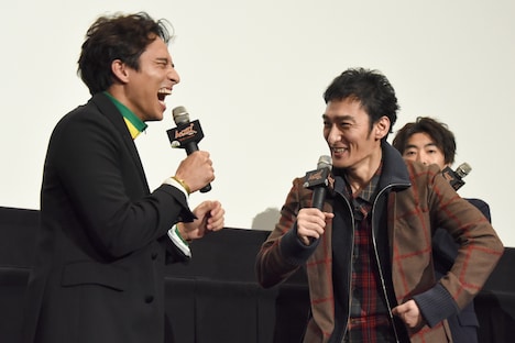 マッスルポーズを決める草なぎ剛(右)と笑う満島真之介(左)。
