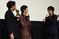 左から満島真之介、草なぎ剛、柄本時生。