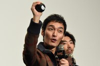 ボールを見せる草なぎ剛。