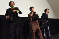 ボールを投げる登壇者たち。