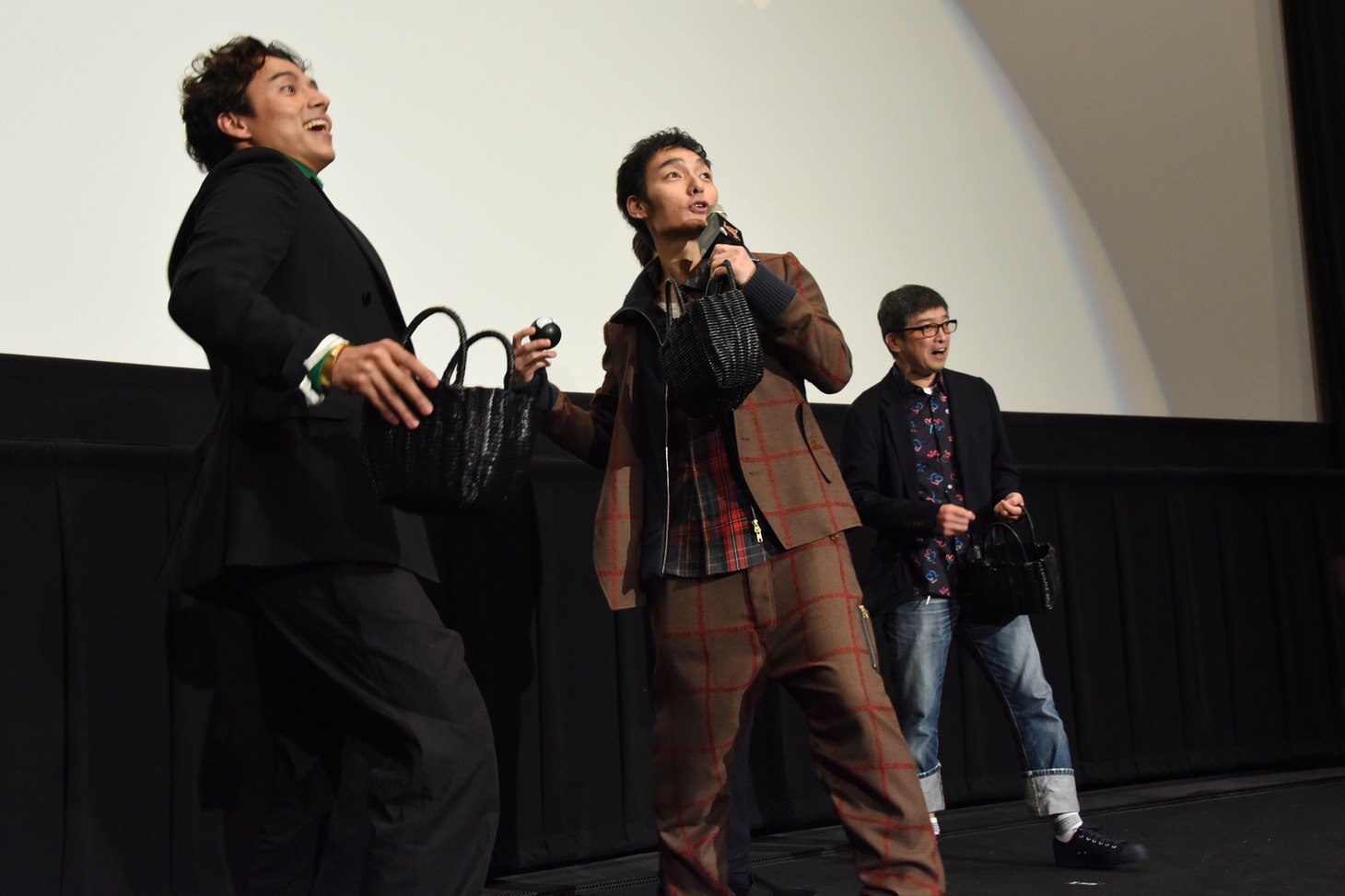 ボールを投げる登壇者たち。
