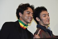 左から満島真之介、草なぎ剛。