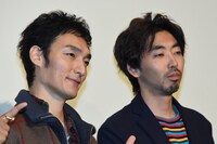 左から草なぎ剛、柄本時生。