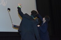 自撮りをする登壇者たち。