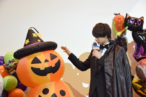 かぼちゃの飾りを揺らす佐野勇斗。