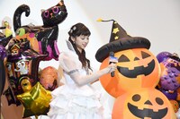 かぼちゃの飾りに抱きつこうとする中条あやみ。