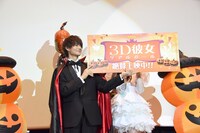 パネルで中条あやみ（右）を隠す佐野勇斗（左）。