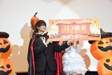 パネルで中条あやみ（右）を隠す佐野勇斗（左）。