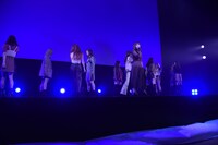 E-girlsによるパフォーマンスの様子。