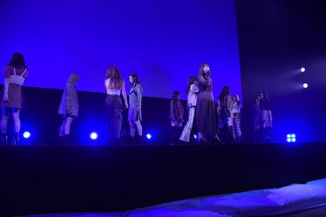 E-girlsによるパフォーマンスの様子。