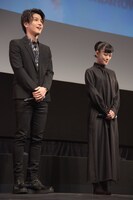 左から岩田剛典、杉咲花。