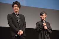 左から岩田剛典、杉咲花。