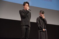 ファンの黄色い悲鳴を聞き「何か起きているのか!?」と驚く岩田剛典（左）。