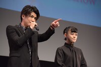 ライブビューイングのカメラを探す岩田剛典（左）と杉咲花（右）。