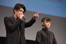 ライブビューイングのカメラを探す岩田剛典（左）と杉咲花（右）。