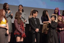 坂東希（後列左端）との思い出を語る杉咲花（前列右から2番目）。