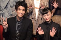 左から岩田剛典、杉咲花。