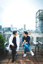 左から橘ケンチ、ナタウット・プーンピリヤ。