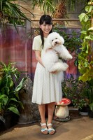 レギュラーキャストである犬のダイキチを抱く喜多乃愛。
