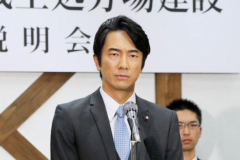 「駐在刑事」より、眞島秀和演じる小宮山勇人。