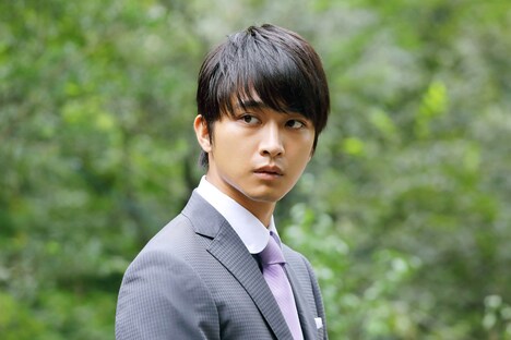 「駐在刑事」より、佐藤寛太演じる軽部翔平。