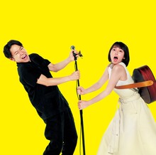 阿部サダヲ演じるシン（左）と、吉岡里帆扮する明日葉ふうか（右）。