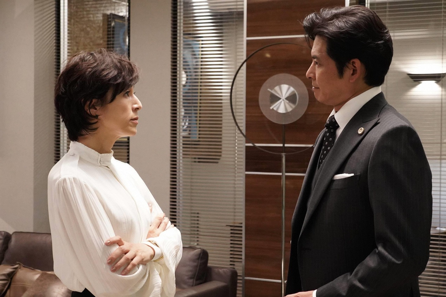 鈴木保奈美演じる幸村チカ（左）、織田裕二扮する甲斐正午（右）。