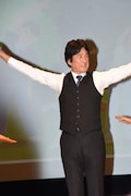 ラジオ体操する草刈正雄。