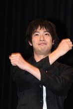 ラジオ体操する渡辺大知。