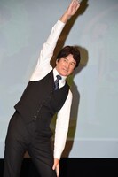 ラジオ体操する草刈正雄。