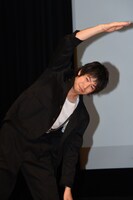 ラジオ体操する渡辺大知。