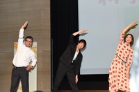 「体操しようよ」完成披露舞台挨拶の様子。